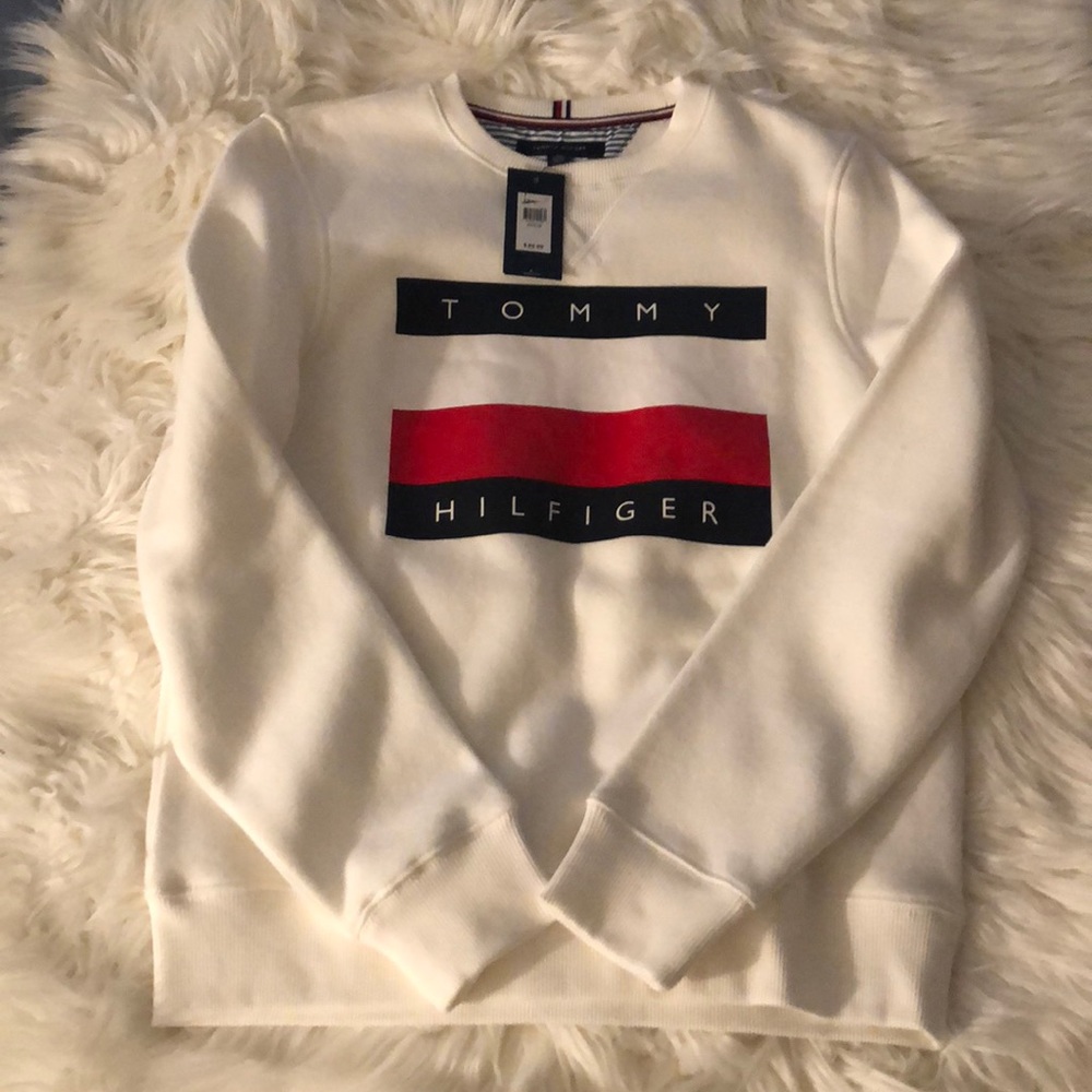 This is white logo Tommy Hilfiger sweatshirt